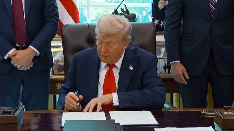 アメリカ トランプ大統領　国旗焼却訴追の大統領令に署名　直後に男逮捕｜FNNプライムオンライン