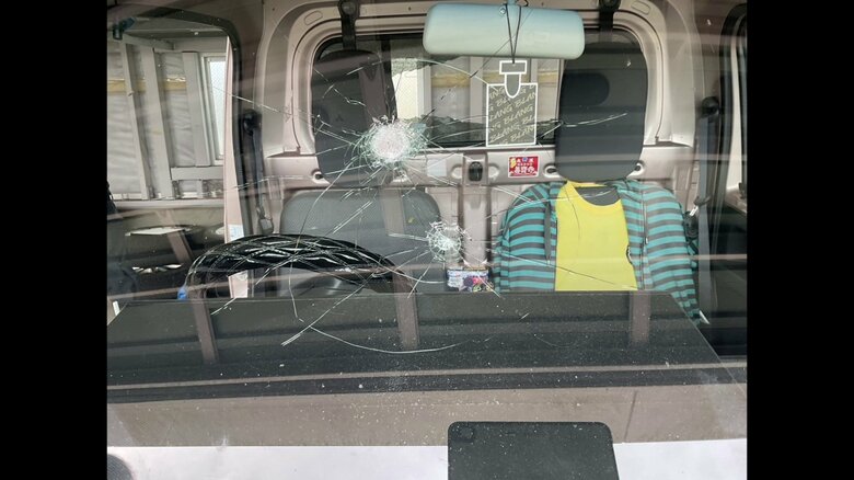 「ガラスがバン!本当にパニック起きた」 走行中の軽トラックに銃弾か 窓ガラス貫通し左耳けがした女性が語る恐怖の瞬間 車内から変形した弾見つかる 秋田・八峰町のサル追い払いとの関連捜査|FNNプライムオンライン