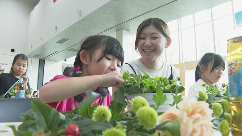 鉢いっぱいに飾りつけ！小学生が“フラワーアレンジメント”に挑戦 植物を大切にする心育む「優しく育ててあげたい」新潟市｜FNNプライムオンライン