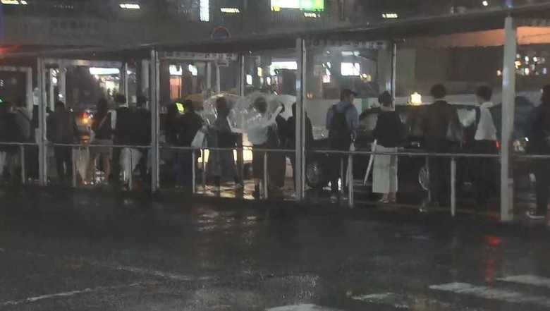 午後11時ごろの渋谷駅にあるタクシー乗り場
