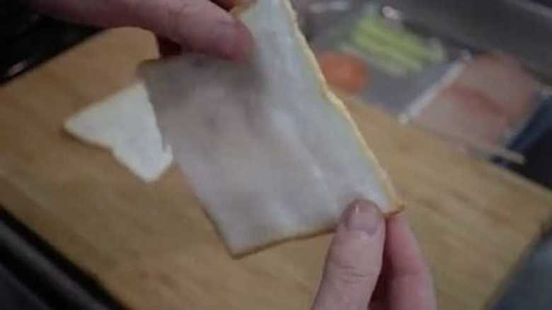 極限まで薄く切られた食パン