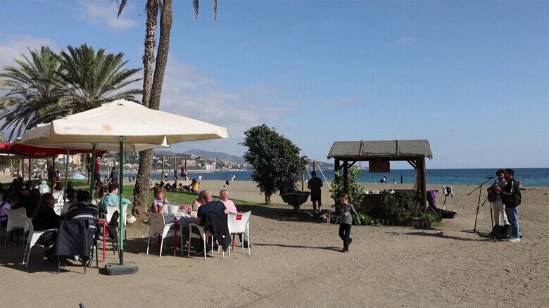 暖冬のスペインで1月に海辺で日光浴