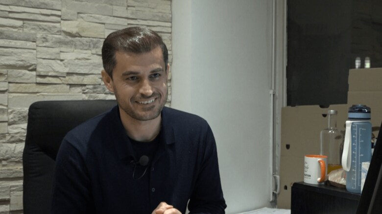 現在、社会・言語のコーディネーターとして働くアクバリさん