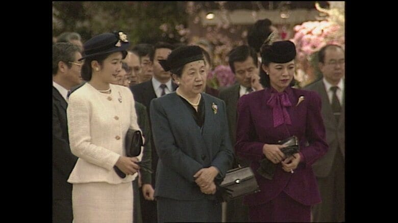平成3(1991)年　花々を鑑賞される紀子さま、百合子さま、久子さま