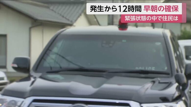 警察署へと入る、青木容疑者が乗った車（26日午前5時過ぎ）