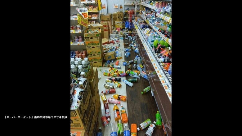 青森・八戸市のスーパーでは陳列されていた商品が床に散乱