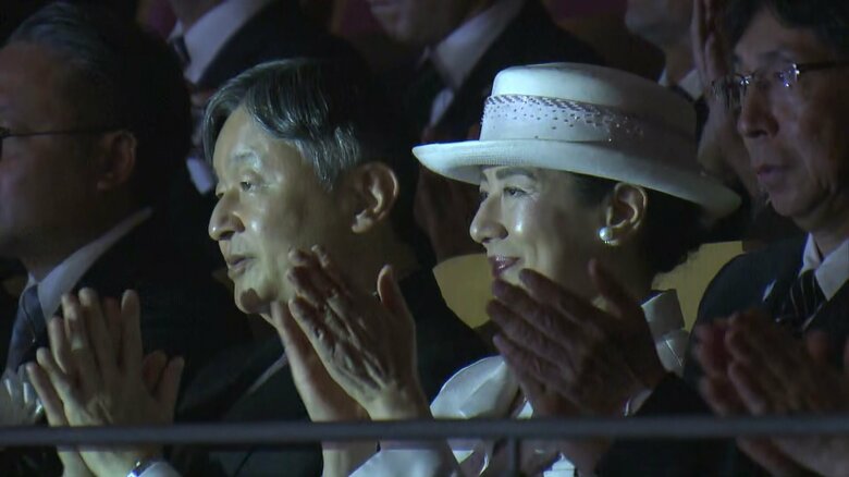 拍手を送られる両陛下