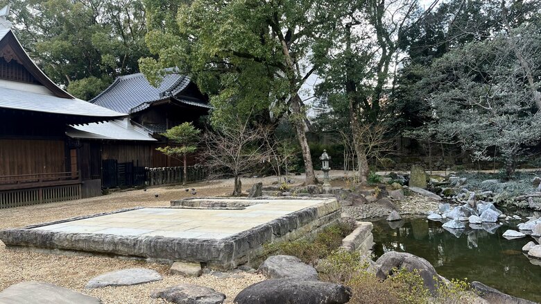 龍心池の横には諫早石で作られた石舞台もある