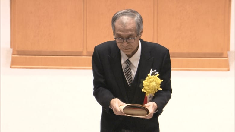 日本学士院賞授賞式での硤合憲三氏（2025年）