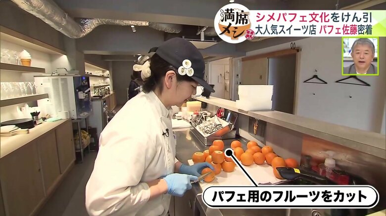 大量のオレンジの皮をむく竹村さん