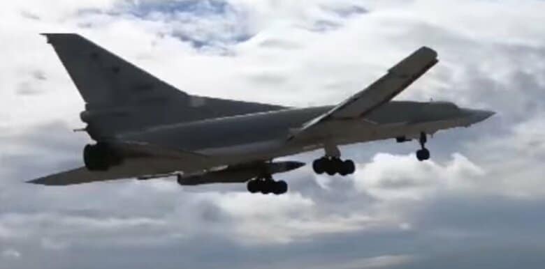 キンジャール極超音速空中発射弾道ミサイルを吊り下げて離陸するTu-22M3爆撃機（ロシア国防省公式YouTubeより）