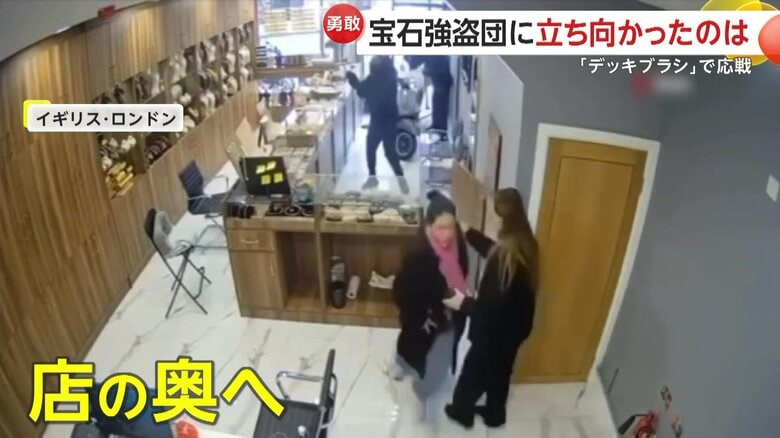 バイクに乗ったまま店内に侵入する1人
