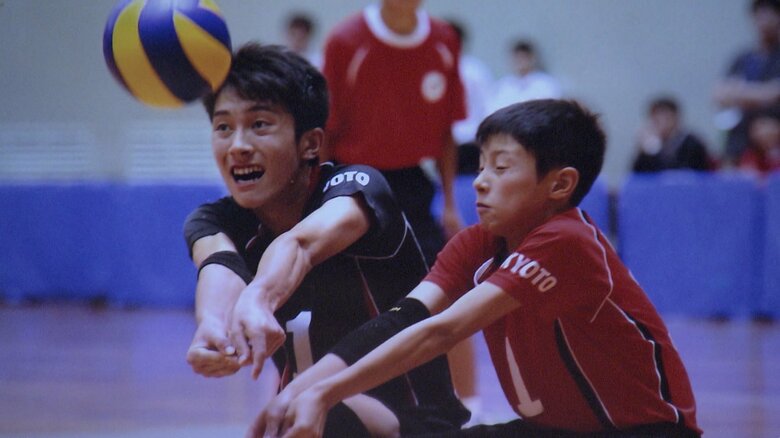 髙橋藍 幼少期（右）