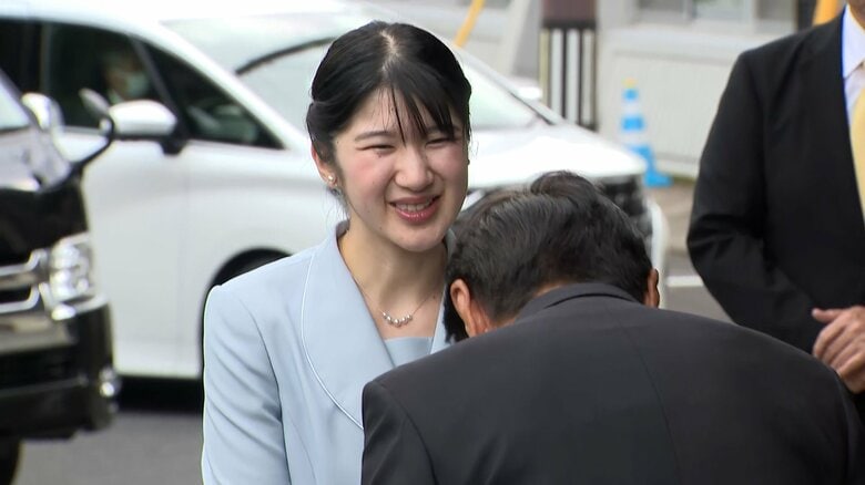 佐治町コミュニティセンターに到着し、関係者と挨拶を交わされた