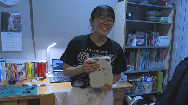 部屋中に炭素関連の本や論文が…