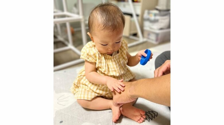 プロペトを塗る練習　両親の手に塗ってくれるようになったそう