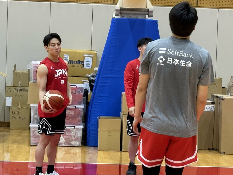 強化合宿で練習する河村勇輝（16日、都内）