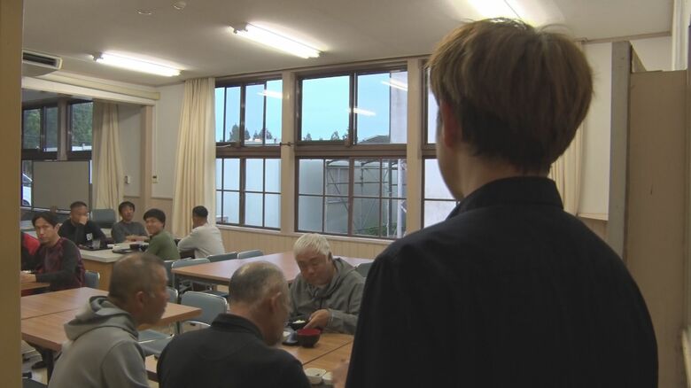 夕食の様子を見守る新出さん