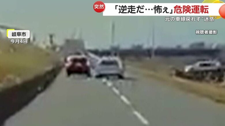対向車線に出て行く白い車