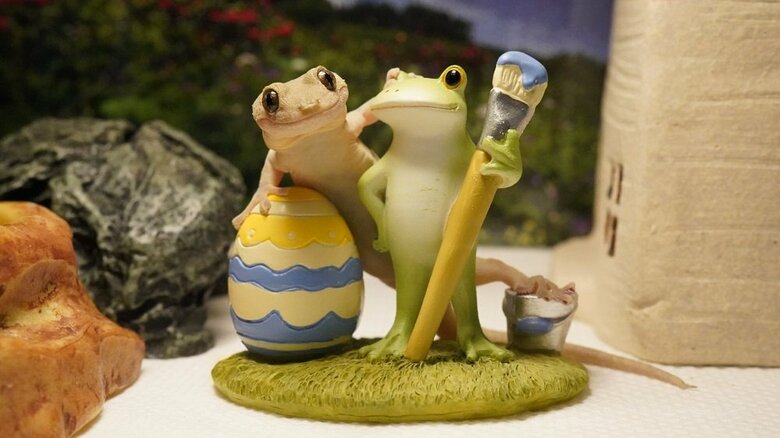 絵筆を持つカエルとの完璧なポーズを見せるヤモヤモちゃん