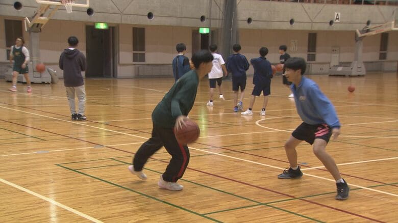 バスケットボールの練習をする子どもたち