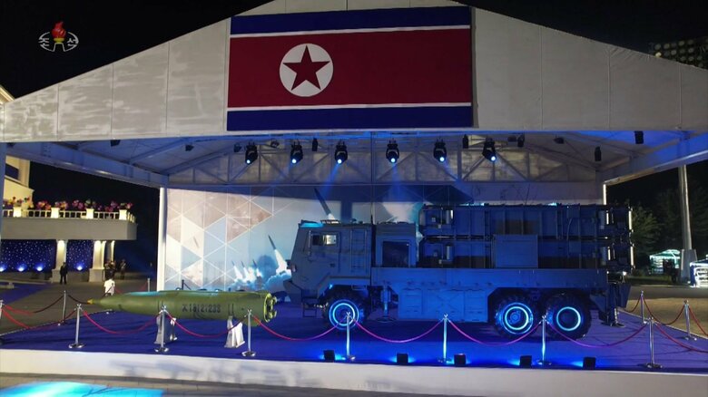 新型戦術弾道ミサイルと、その移動式四連装発射機（8月5日）