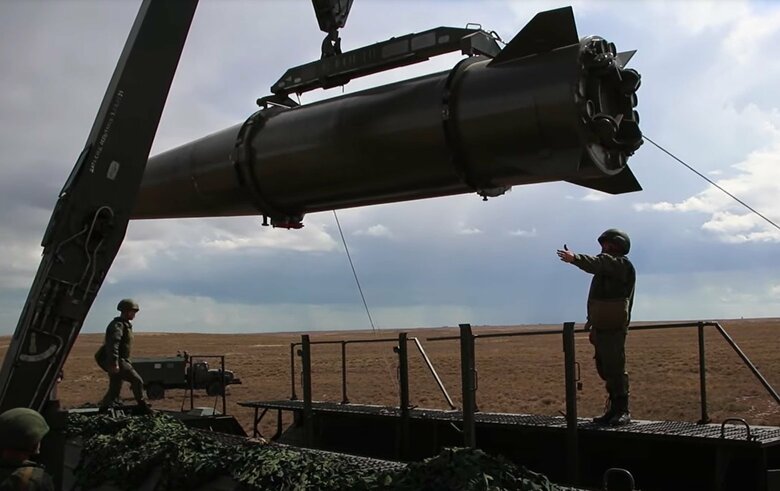 イスカンデル複合ミサイル・システムに装填される9M723変則軌道短距離弾道ミサイル（ロシア国防省公式YouTubeより）