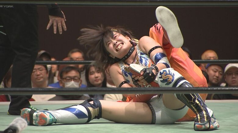 ザ・グレート・サスケ選手に技を仕掛けるMIRAIさん