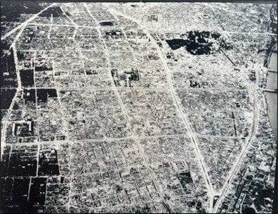 東京大空襲後、焦土と化した下町（江東区立図書館所蔵）