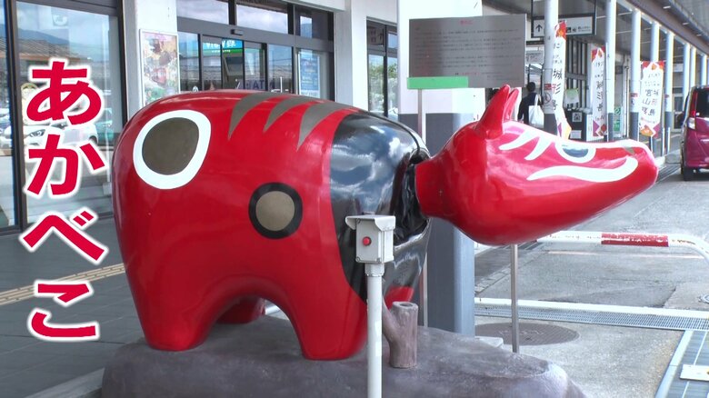 会津若松駅前の大きな赤べこ