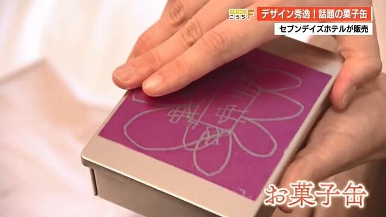 部屋に飾られた版画がお菓子缶に