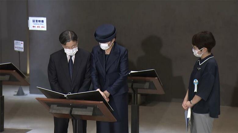 平和祈念資料館を訪れた両陛下（22日午後）