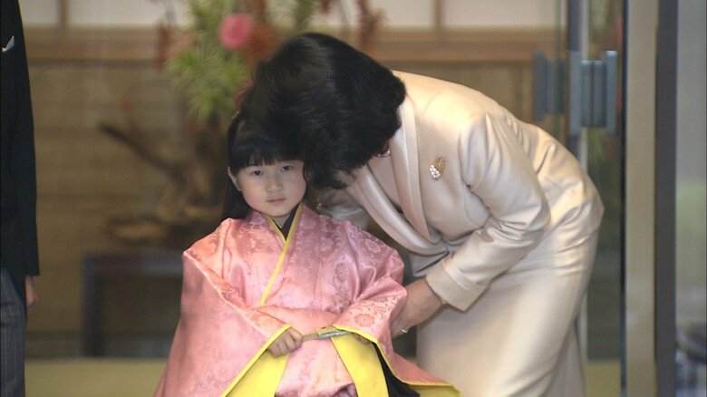 愛子さまに何かお言葉をかけられる皇后雅子さま