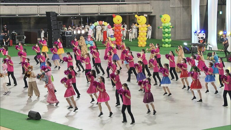 ステージでは、大学生や高齢者、障害者のダンスチームなどがパフォーマンスを披露