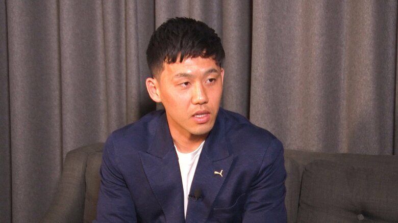 インタビューに答える遠藤選手