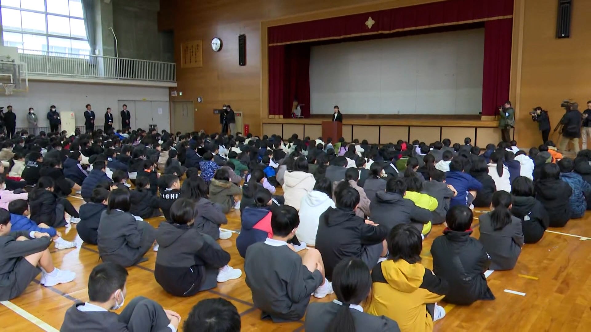 能登半島地震から1年…石川・輪島市の子どもたちが新学期を迎える　6つの小学校が合同で付近の小学校のグラウンドに建てられた仮設校舎で学ぶ