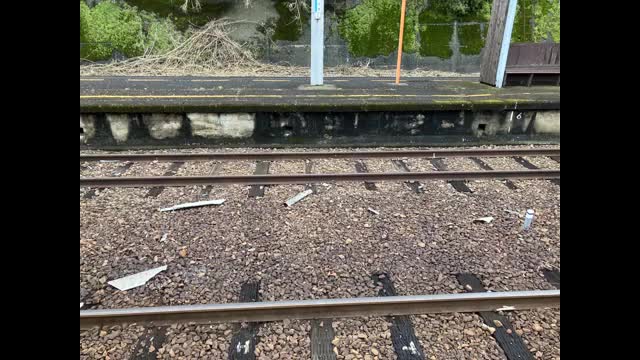 大洲のＪＲ伊予長浜駅で待合所の屋根一部が落下　前日に上灘駅の屋根落下で緊急点検　原因は強風【愛媛】