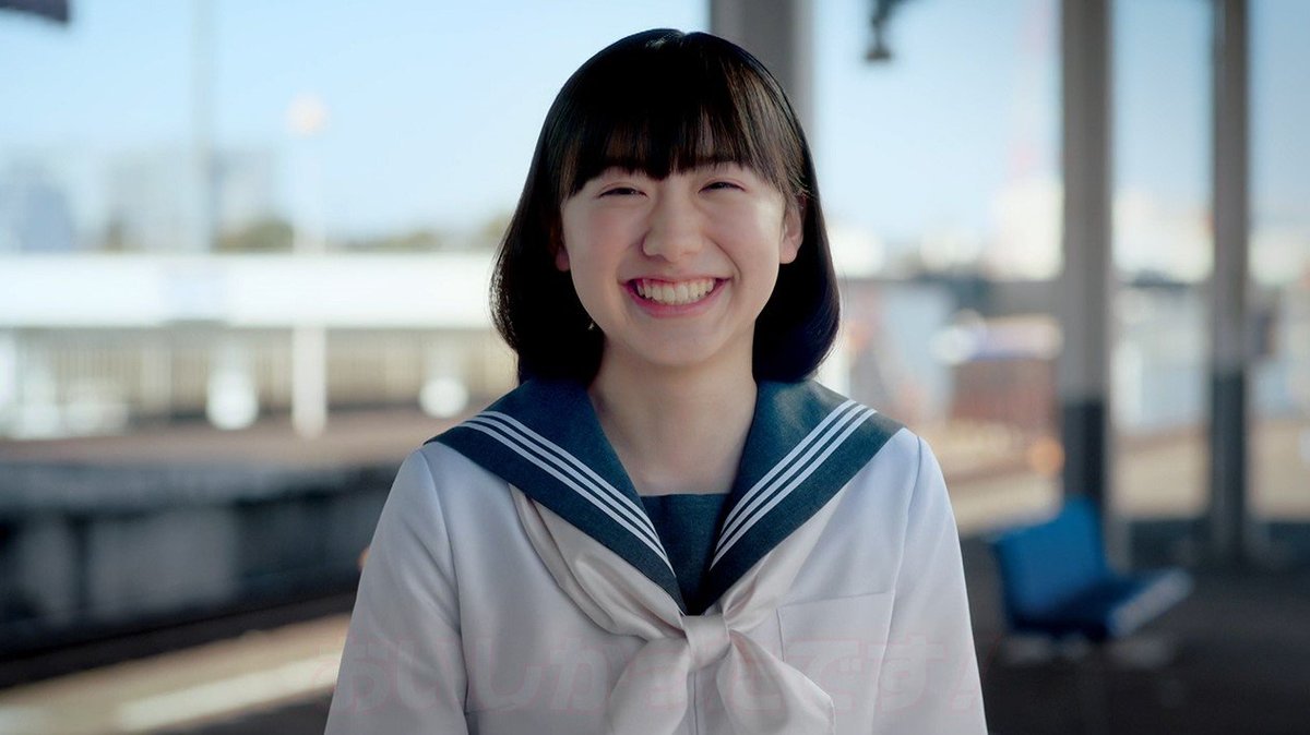 爽やかなセーラー服の芦田愛菜 キラキラまぶしい笑顔で見つめるのは 本木雅弘と共演
