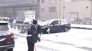 大雪影響 関東で事故相次ぐ　パトカーに高級車衝突…運転手はけがをした助手席の女性放置し逃走　ひき逃げ事件として捜査