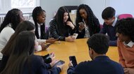 イギリスが16～17歳の子どもに深夜のSNS利用制限へ　実証実験で「睡眠や集中力の改善につながった」