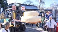 総重量700kg超え「大鏡餅奉納式」…五穀豊穣願い専用フォークリフトと神輿で神前に供えられる　栃木の安住神社
