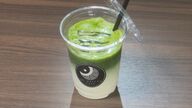 注文が入ってから茶筅で丁寧に…「伊勢抹茶ラテ」で感じる抹茶そのものの甘さ　抹茶の工場にカフェ併設