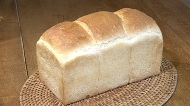 森の湖畔にあった夫婦が営む小さなパンのお店…「わざわざ来る立地」でも客惹き付けるこだわりの食パン
