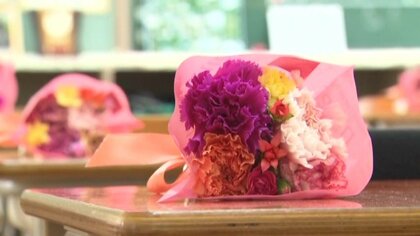 卒業生のために花束を クラウドファンディングで支援続々　カーネーション農家の取り組み