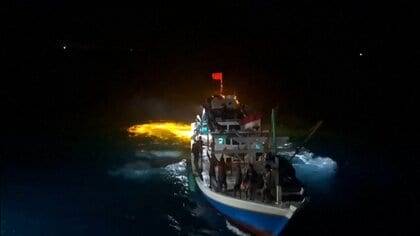 インドネシアの旅客船沈没で18人行方不明　魚捕りかごにつかまって救助された少女も