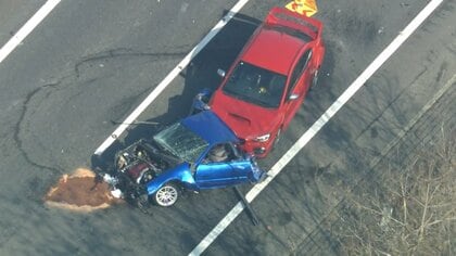 東北道上りで20代男性2人が死亡　追い越そうとした際に運転操作誤ったか　中央分離帯に衝突、後続車が追突