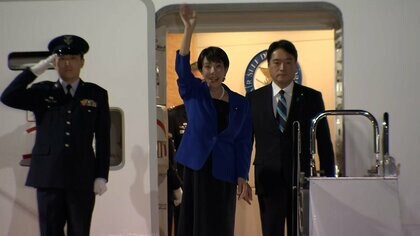 【速報】高市首相が南アフリカから帰国　政府専用機から降りる際には笑顔で手を振る　G20サミット出席など