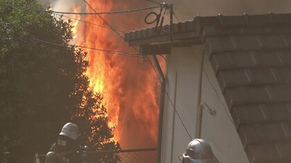 「オレンジ色の炎がぶわーって」住宅から炎と煙が激しく立ち上る　高台の住宅密集地で住宅1棟が全焼