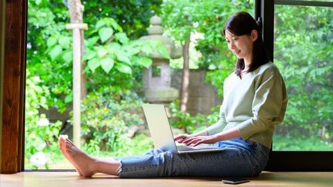 その“座り方”が腰痛の原因かも。腰に負担がかからない座り姿勢とお尻を鍛える2つの簡単な筋トレ法