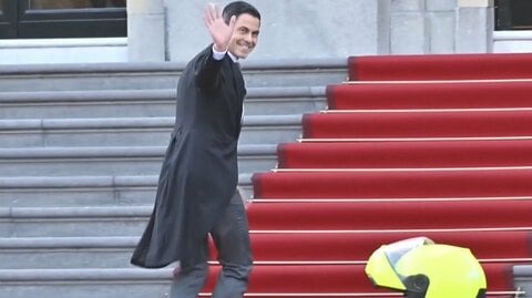 オランダ最年少38歳首相が就任　3党連立の少数与党発足